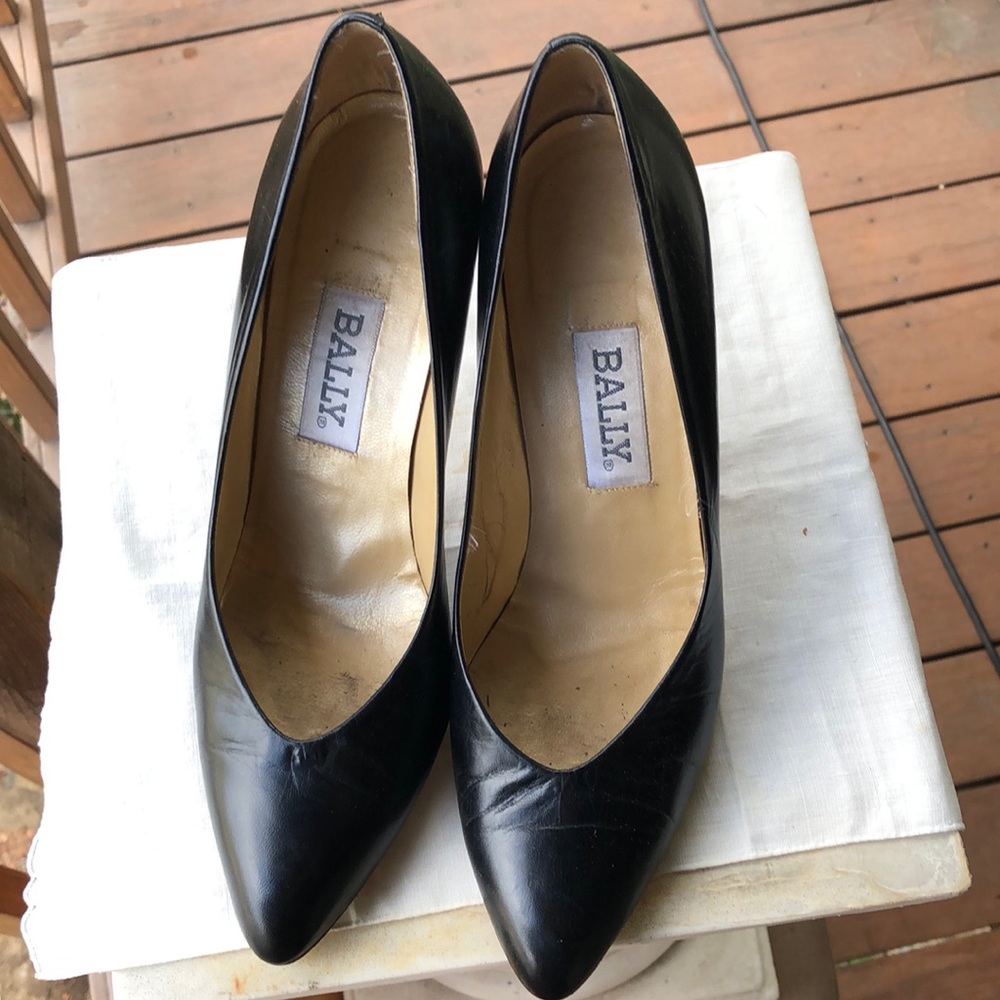 Bally 3 inch black leather pump